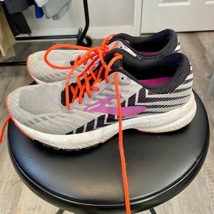 Brooks tennis shoes 9.5